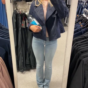 Trenchcoat - Super fin trenchcoat i marinblå i strl 164 passar xs/s. Använd en gång 