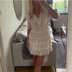 By malina klänning - Säljer den populära klänningen från by Malina, endast använd 1 gång. Passar perfekt till studenten eller midsommar🥰Nypris är 2800