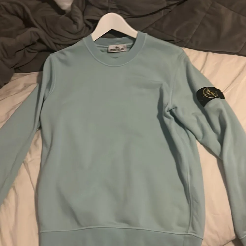 Säljer en stone sweatshirt baby blue tröja, använd 2-3 gånger max.   Strl: M  Skick: 10/10 Pris: 1700. Hoodies.