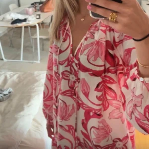 Sommarklänning H&M - Fin sommarklänning från H&M. Använd enstaka gång. Bra skick och inga defekter💕