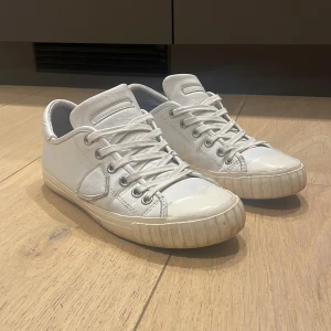 Philippe model skor - Riktigt schyssta philippe model skor med en riktig unik o skön näbb på skorna som får dig att stå ut. Size 41, passar 42. 8/10 då de är använda men i bra skick. Denna modellen säljs inte längre. Priset är ej hugget i sten, hör gärna av dig!😊