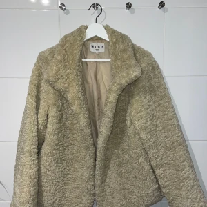 Teddyjacka  - Str 36, varm och fin jacka som är i nyskick. Säljer då jag inte använder den💓