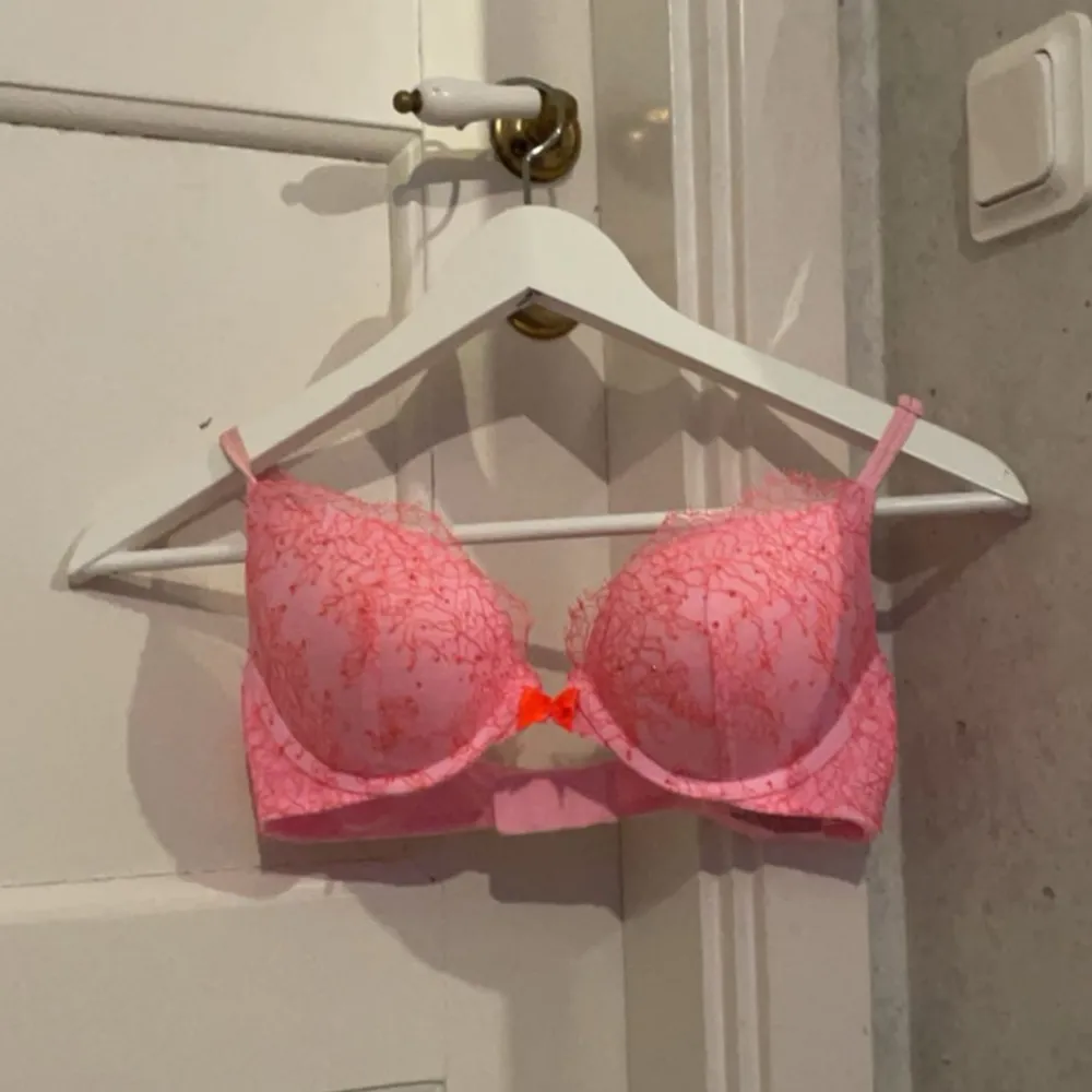 Säljer denna Victoria’s Secret bh-n som tyvärr inte kommer till användning. Den är väldigt mjuk och skön i materialet och i mycket fint skick! Den är i storlek 34b vilket motsvarar 75b, priset går att sänkas vid snabb affär!. Övrigt.