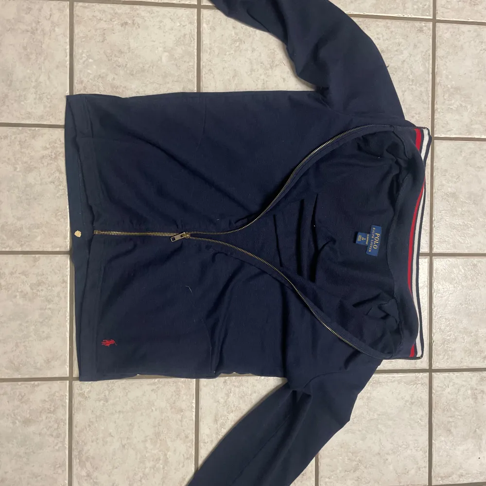 Ralph lauren zip. Storlek:small, mycket bra skick, använder inte längre så mycket. . Hoodies.