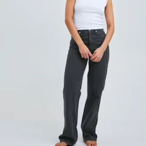 Regular wide 980 Jeans - Säljer ett par klassiska svarta jeans i straight fit. De är högmidjade och väldigt bekväma!! Säljer då jag inte använder högmidjade jeans just nu🖤