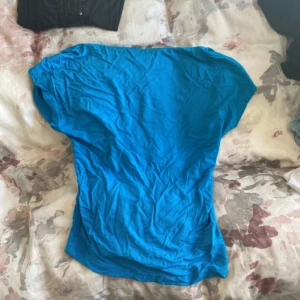 T-shirt med öppen rygg - Jätte snygg blå t-shirt med öppen rygg!  Endast använd fåtal gånger så väldigt bra skick!💕💕