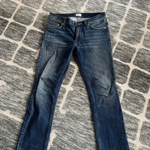 Gant rugger jeans. Slim fit.  - Fina gant rugger jeans. De är i fint skick med lite tecken på användning. Benen är klippta så att längden på dem är kortare.  Storlek: 31 32
