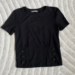 T-shirt med knappar - Jättefin svart t-shirt med knappar fram! Använd men bra skick!🤍