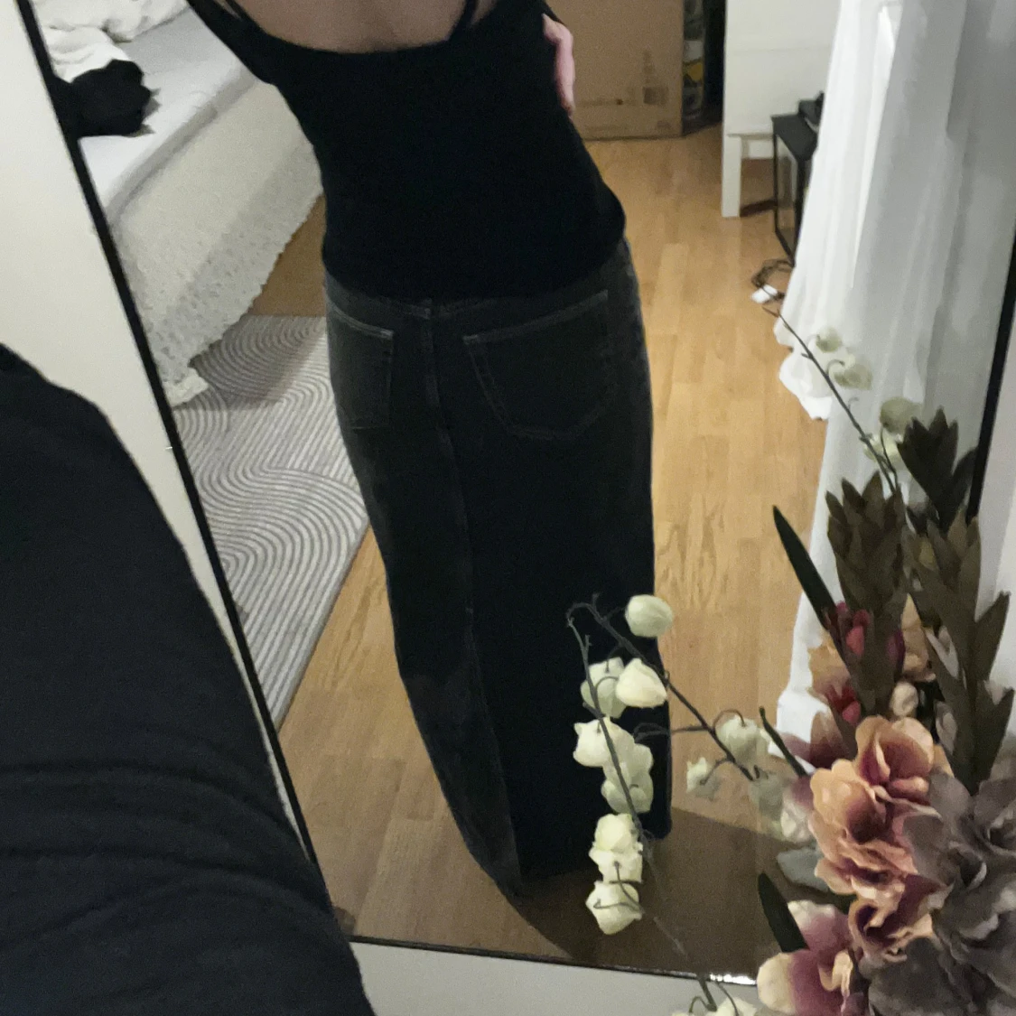 Svart långkjol i jeansmaterial - 1