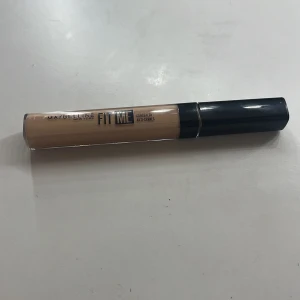 Maybelline Fit Me Concealer - Maybelline Fit Me Concealer i nyansen 10. Köpte fel färg så är därmed helt oanvänd. 