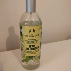 Zesty Lime Blossom Face & Body Mist - Fräsch och återfuktande ansikts- och kroppsspray med doft av limeblomma. Perfekt för normal till torr hud och ger en lätt och svalkande återfuktning. Flaskan är 100 ml och vegansk. Knappt använd, slutsåld. 