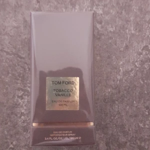 Tom Ford Tobacco Vanille Eau de Parfum - Hej rensar min parfym samling säljer nu en flaskan som innehåller 100 ml av denna ikoniska doft som kombinerar rika noter av tobak och vanilj. Perfekt för den som älskar en djup och varm doftupplevelse för vintern