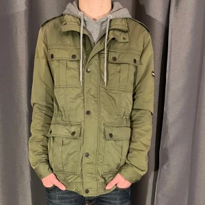 Tommy Hilfiger field jacket - Hej! Säljer denna riktigt feta field jacketen från Tommy Hilfiger! Mycket gott skick och inga defekter! Perfekt nu till våren!  Nypris runt 3000kr, mitt pris 549kr! Pris alltid diskuterbart vid en snabb affär! Vid minsta fundering tveka inte att kontakta mig! //Nils