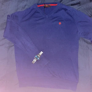 Finstickad tröja morris - Säljer en sjukt fet finstickad v-neck tröja från morris. Tröjan sitter i storlek M och är i färgen marinblå/klarblå. Modellen är ca 180 cm och tröjan är i bra skick. Hör gärna av er vid frågor elr funderingar!