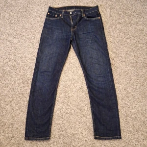 Levi's 502 jeans - Säljer dessa feta mörkblåa 502 jeans från Levi's. Använda fåtal gånger och har inga defekter. De har en slim fit med straight leg. Passar bra med de flesta outfits. Modellen är ca 180 cm lång. Skick: 9/10