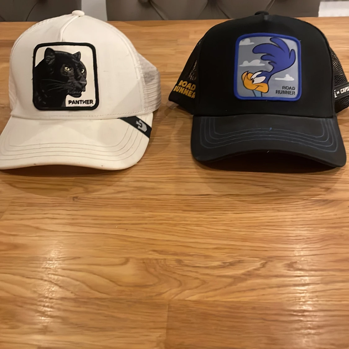 Två kepsar från goorin bros