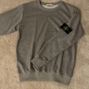 STONE ISLAND SWEATER - Säljer min Stone Island sweater eftersom jag tycker att den är lite liten och använder den inte. Andvänd 2-3 gånger men inget visar på att den är använd