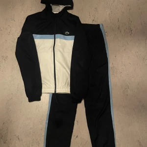 Lacoste Tennis Tracksuit - Lacoste Tennis windbreaker Tracksuit i strl Xs men skulle påstå passar bättre för S eller tillochmed M, nästan perfekt skick. Köpt för 5 månader sen och har kvitto. 