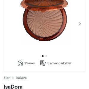 IsaDora Bronzing Powder Deep Tan 11 - IsaDora Bronzing Powder i nyansen Deep Tan 11. Ett solpuder med en varm, gyllene ton som ger en naturlig solkysst look. Kommer i en elegant brun förpackning med spegel i locket, perfekt för touch-ups under dagen.