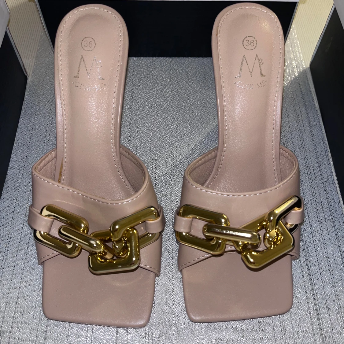 Beige sandaler med gulddetaljer