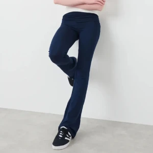 Mörkblå bootcut yoga pants  - Snygga mörkblå bootcut yoga pants med låg midja. Perfekta för en avslappnad stil. Tillverkade i ett mjukt och stretchigt material som ger en bekväm passform.