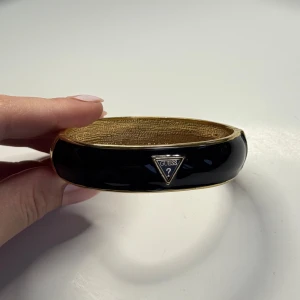 Armband från Guess - Elegant svart armband från Guess, helt nytt 🫶🏼köpt i Italien för 25 euro, säljer för 100kr