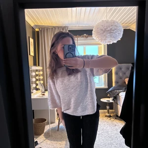 Beige stickad tröja - Säljer en mysig sticksd beige långärmad t-shirt. Helt ny utan prislapp💕