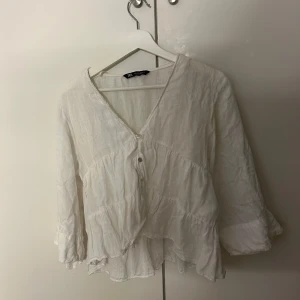 Vit blus - Säljer denna jättefina blusen från Zara med trekvartsärmar då den inte kommer till användning. Ser lite skrynklig ut men är i väldigt bra skick. Använd gärna köp nu!🤍