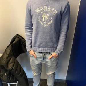 Blå tröja från Morris - Snygg blå tröja från Morris med ett tryck på framsidan. Tröjan har långa ärmar och ribbade muddar vid ärmslut och nederkant. Perfekt för en avslappnad stil.