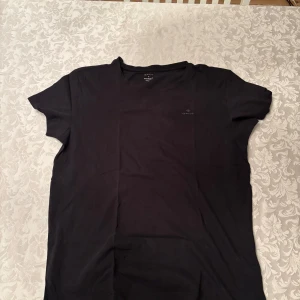 Svart gant T-shirt  - Säljer en svart gant T-shirt i storlek M. Köparen står för frakten. 