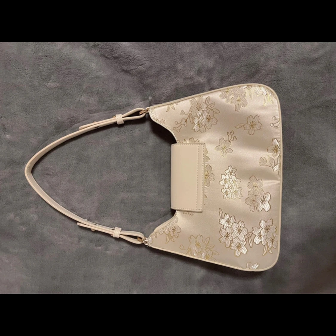 Beige axelväska med blommigt mönster - 1