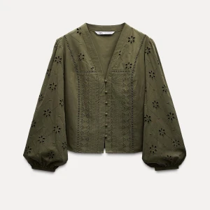 Zara blus  - Slutsåld zara blus!! Har lapparna kvar och aldrig använd, endast testad. Nypris 399kr💕