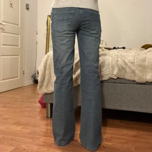 Jeans  - Midjemått: 39cm, innerbenslängd: 80cm 
