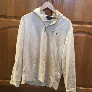 Vit half zip från Ralph Lauren - Bit half zip från Ralph Lauren, aldrig använd, nypris 2195, Mitt pris 1200