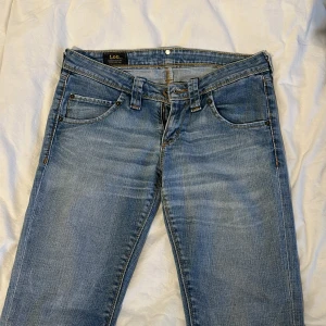 Blå jeans från Lee - Snygga blå lågmidjade jeans från Lee. Passar bra en Xs/Small