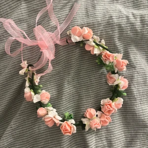 Blomkrans - Jättefin rosa blomkrans som endast är använd ett fåtal gånger och är därför i mycket bra skick.  Går att anpassa storleken enkelt då själva kransen har ståltråd och det går att knyta där bak. 🌸🌿