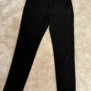 Svarta byxor från Zara - Snygga svarta byxor i bra skick från Zara. Byxorna har en rak passform och en enkel, elegant design. Perfekta för både vardag och festligare tillfällen.  Kombinerat kappan med alla typer av kläder och den passar till nästan allt Märke: Zara Storlek :S Skick: 9/10 Ord. Pris: 399 SEk  Din stil: spara inlägget så du inte missar denna kappa Inte din stil: Kolla min profil. Du kommer hitta något för alla kön och åldrar.