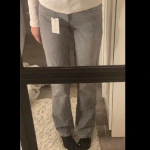 Ljusgråa jeans Icon - Ljusgråa jeans i Icon från lager157🫶🏼 Dom har en jätte snygg typ rak passform och är lågmidjade, stl xxs men passar jätte bra på mig som har xs. Prislappen är tyvärr ej kvar men dom är bara använd några få gånger så i superfint skick💘 köpt för 400kr ny