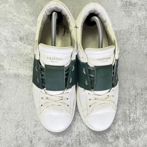 Valentino Garavani sneakers, vita med gröna stripes  - Feta Valentino Garavani sneakers. Bra skick och inga deffekter.