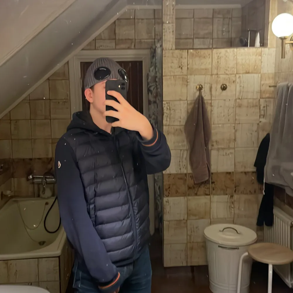 Säljer en snygg svart pufferjacka från Moncler med huva och dragkedja. Jackan har en quiltad design på framsidan och ett Moncler-märke på ärmen. Perfekt för sommar kvällar, höst och vår dagar med sin stilrena look och bekväma passform. Inga disfunktioner. Pris kan förhandlas, om du har någon fråga är de bara och kontakta mig. Kan gå med på byten. Takit.