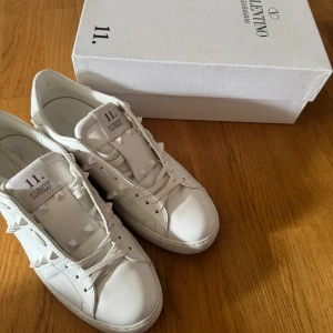 Valentino skor  - Jätte bra skick! Låda dustbag och kort medföljer❤️