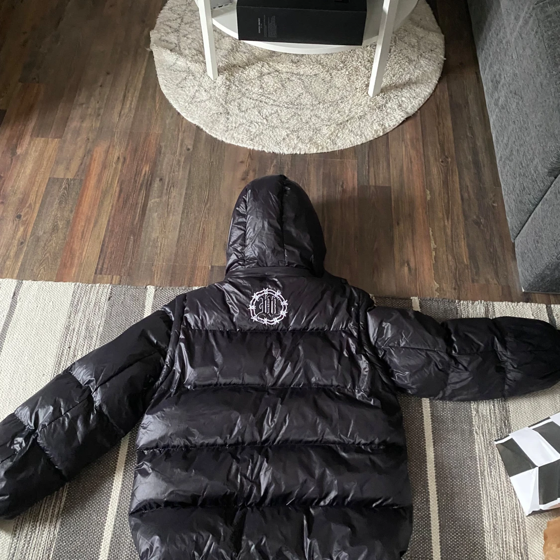 Svart dunjacka med tryck - 1