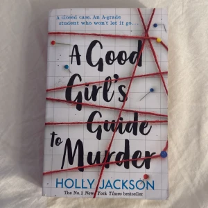A Good Girl's Guide to Murder - En spännande thriller om Pippa Fitz-Amobi som undersöker ett gammalt mordfall i sin hemstad. Boken är känd för sin fängslande handling och oväntade vändningar. Perfekt för dig som älskar mysterier och deckare.