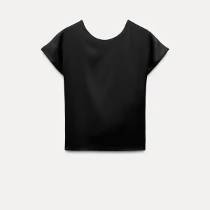 Zara satinblus med knyt - Sälen denna blusen fast i VIT! 🩷Det är exakt samma förutom att färgen är vit. Använd 1 gång , kommer ej till användning så säljer därför. Köpt för ca 400 kr , storlek xs 