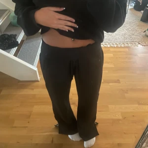 Stronger byxor - Svarta lösa tränings byxor med slitsgragkedja längst ner på benen, på sidorna står det stronger. Man kan också ha de över tex shorts. De är högmidjade men de går lätt att vika ner till lågmidgat❤️De finns inte kvar längre 