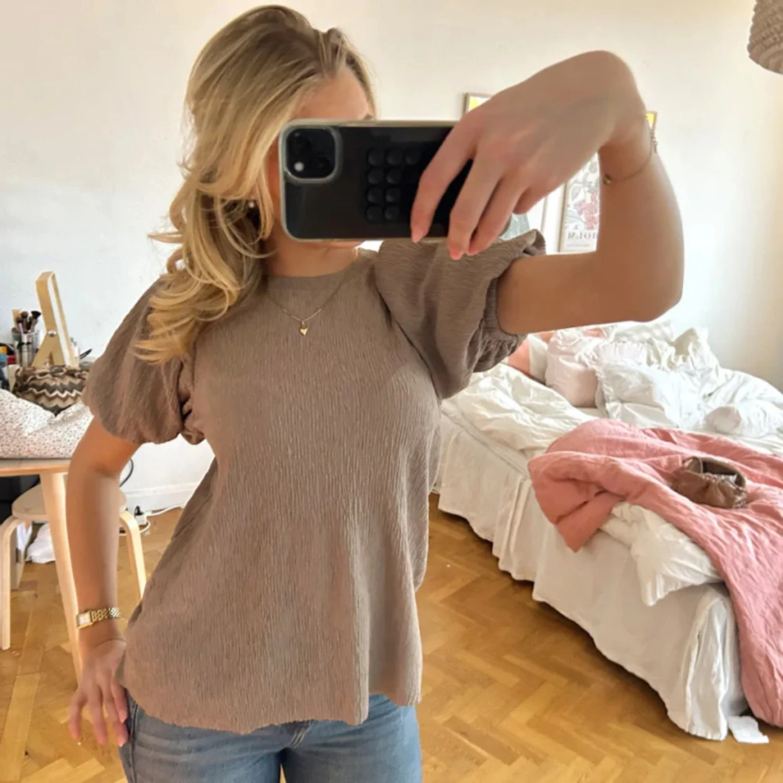 Beige blus med puffärmar
