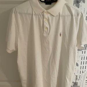Vit pikétröja från Ralph Lauren - Säljer pågrund av att jag växt ur den. Köpte på Ralph Laurent i Barcelona förra sommaren. Passar M/L. Bra skick och inga fläckar eller liknande. Nypris 1599kr och säljer för 600kr. 
