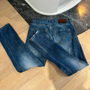 Dondup slim jeans storlek 31 - Tja, säljer dessa dondup slim jeans i riktigt bra skick. storleken är 31, dessa jeans är perfekta året runt och är riktigt trendiga