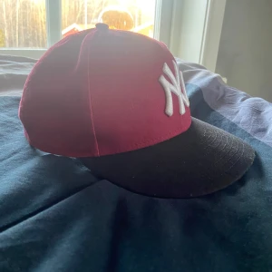 New era keps - Snygg röd keps med svart skärm från New Era. Kepsen är i väldigt bra skick nästan aldrig använd. Hör av er vid några funderingar 😀 