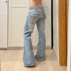Lågmidjade wideleg bootcut jeans🤩 - Midja 39 cm rakt över, gren 20 cm o innerben 82 cm💕Jae 169 o xs-s o håller in lite i midjan. Lite smutsiga vid hälarna 